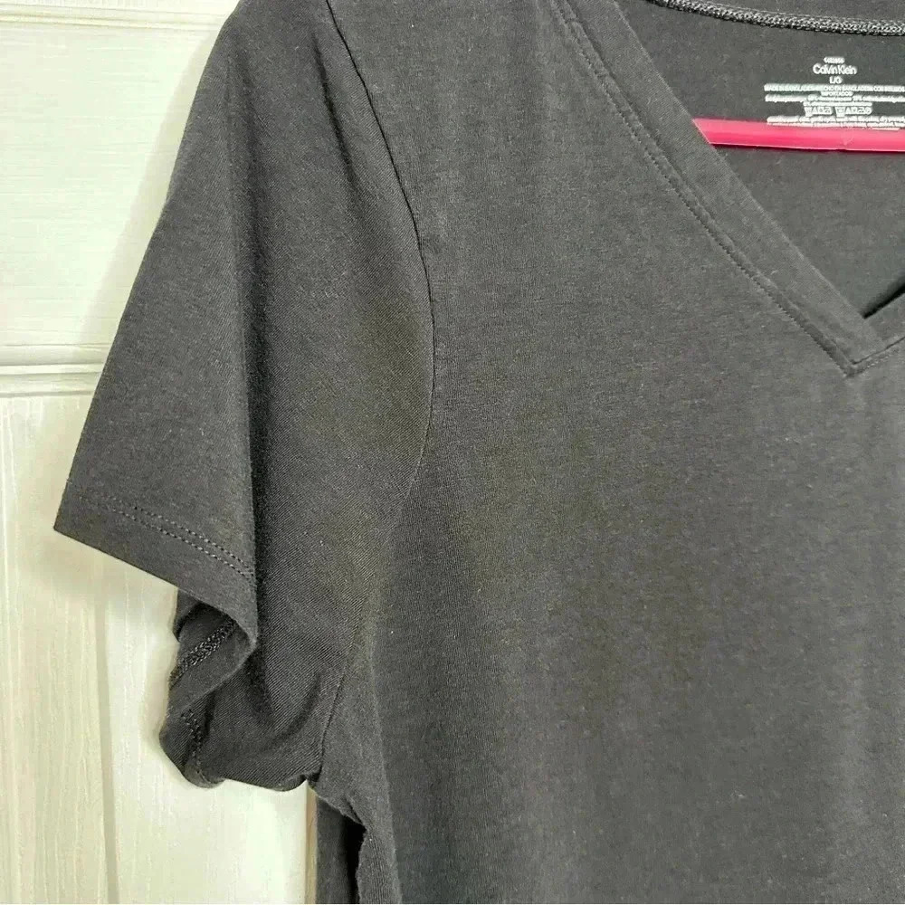 Calvin Klein V-Neck T-Shirt Black Soft Size Large - Picture 6 of 16